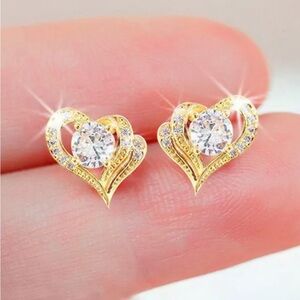 New Beautiful 18k Yellow Gold White Sapphire Heart Studs